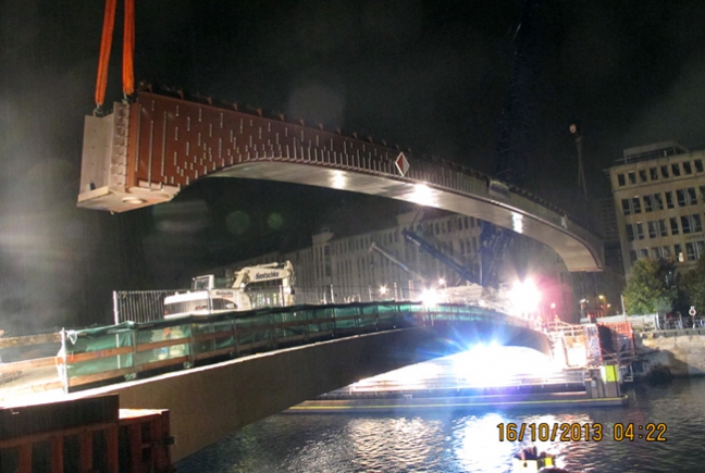 Einpassen der neuen Brückenteile am 16.10.2013